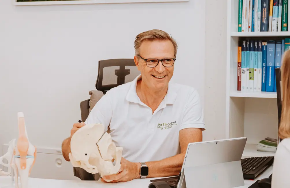 Edukation – Arzt mit Knochenmodell