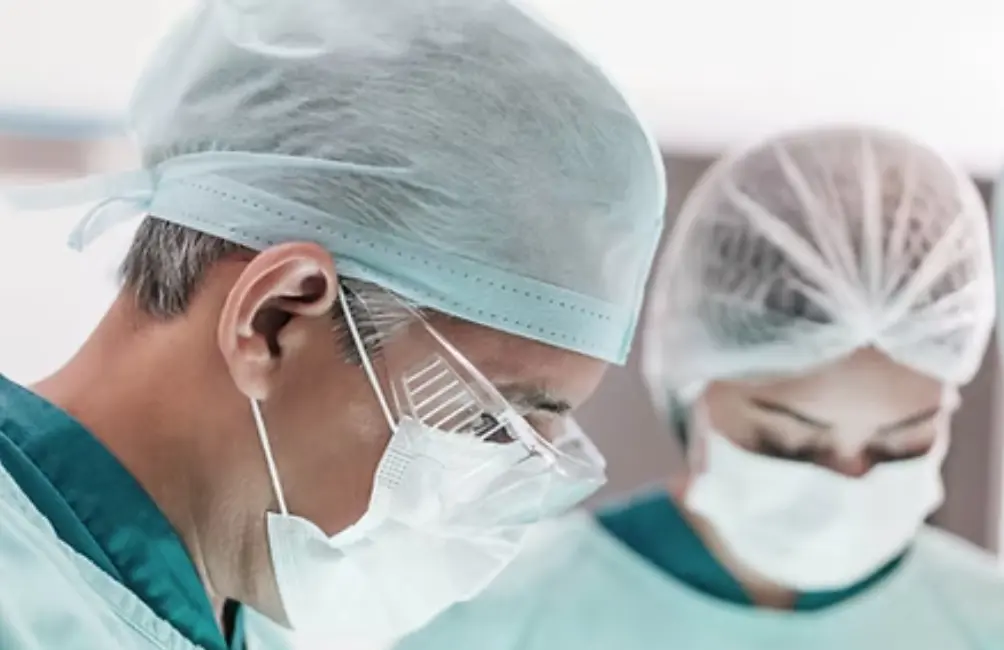 Gelenkerhaltende OPs – Chirurgen im OP
